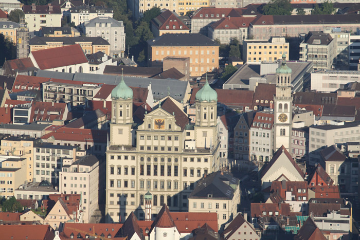 Das Rathaus Augsburg aus der Luft